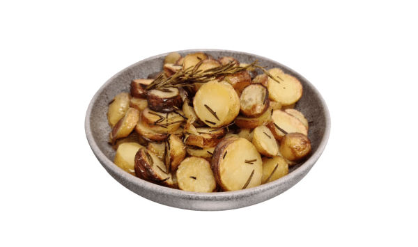 Gebakken aardappels met rozemarijn op een bordje