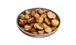 Gebakken aardappels met rozemarijn op een bordje