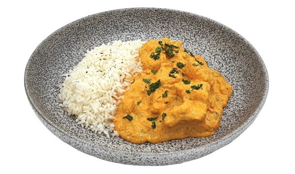 Kip tikka masala met rijst op een bord