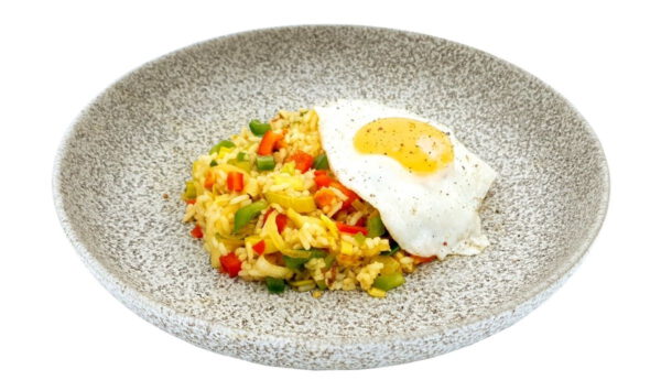 Vegetarische nasi op een bord met ei en satésaus