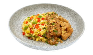 Nasi op een bord met vegetarische kipstukjes en satésaus