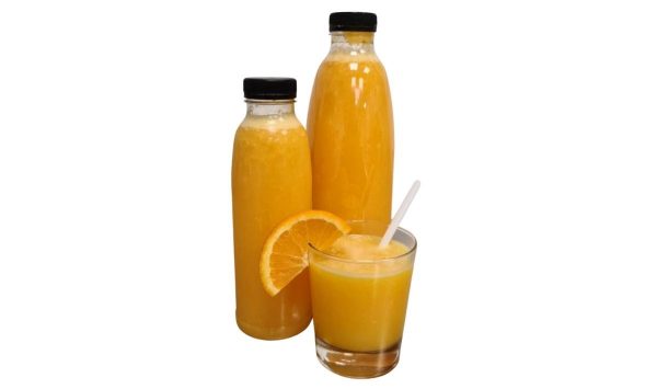 Sinaasappelsap in een flesje