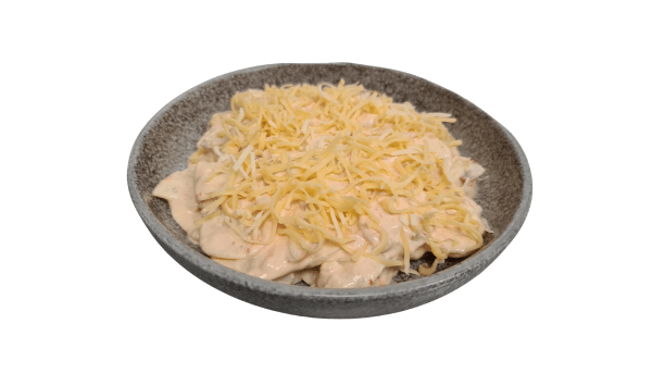 Aardappelgratin mediterraans met kaas op een bordje