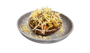Vegetarische gevulde portobello met kaas op een bord